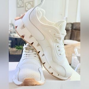 Reebok Zig Dynamica White and Tan Sneakers